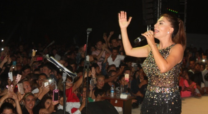 Ünlü şarkıcı ayakkabılarını çıkarıp bakın ne yaptı!