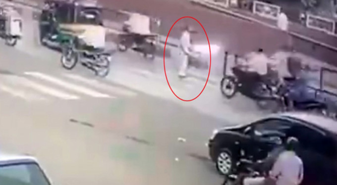 Yolun karşısına geçti ama...