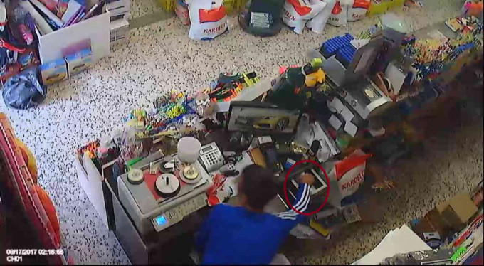 Bursa'da gündüz vakti hırsızlık anı kamerada