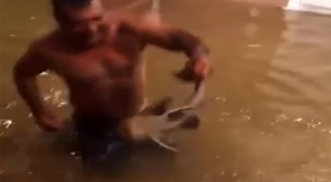 Evinde balık avladı