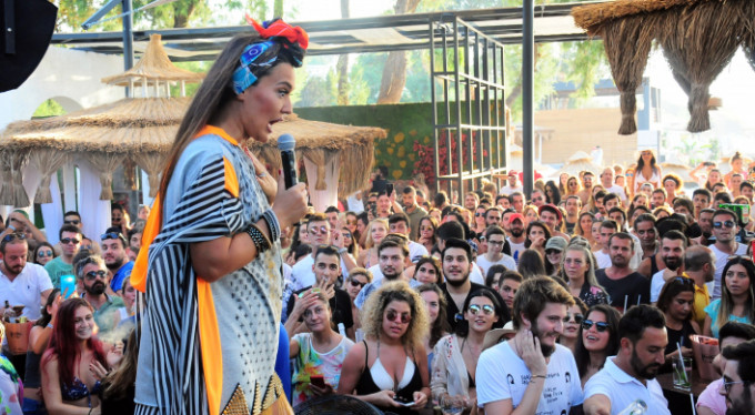 11 yıllık kıyafetiyle sahneye çıktı