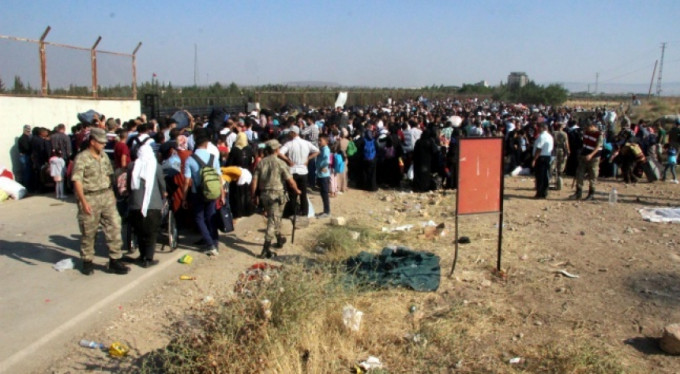 Sınırda bayram izdihamı! Birbirlerini ezdiler...