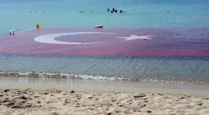 Denizde dev Türk bayrağı açıldı