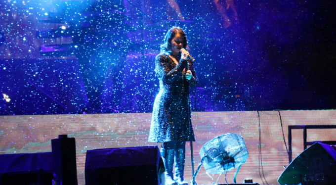 Ünlü şarkıcı hayranlarını şaşırttı!