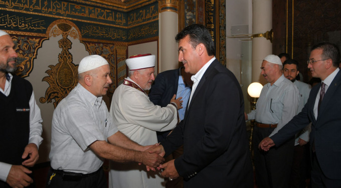 Dündar vatandaşlarla bayramlaştı