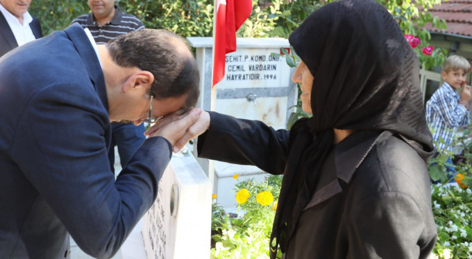 Çavuşoğlu Bursa Pınarbaşı Şehitliği'ni ziyaret etti