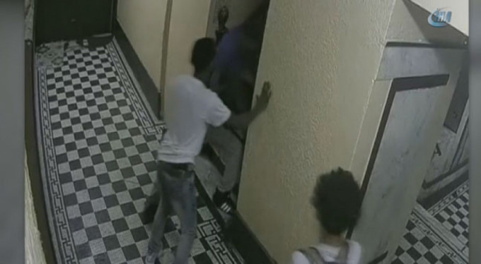 3 genç adamı böyle gasp etti