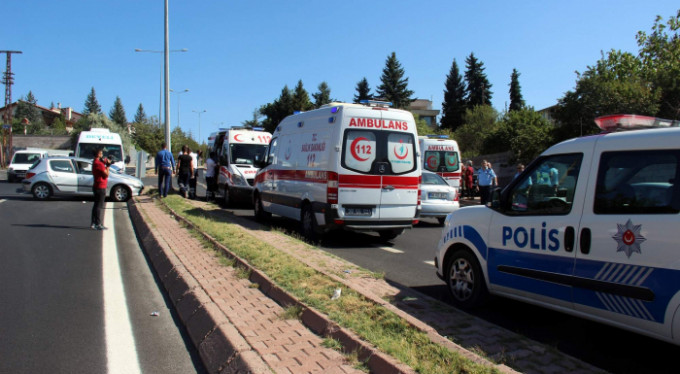 Yolcu minibüsü ile otomobil çarpıştı: 5 yaralı