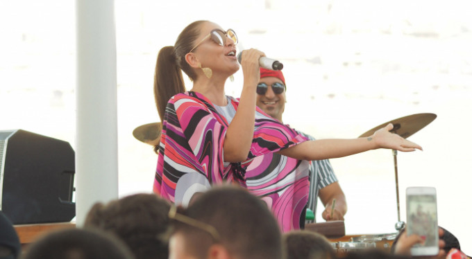 Ünlü şarkıcı son sahnesine çıktı