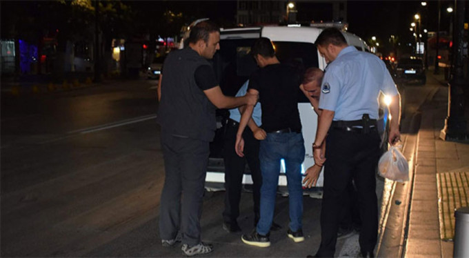 Makam aracının önüne atladı!