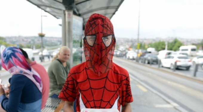 "Örümcek Adam" kostümüyle satıyor...