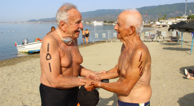 87 yaşında 2 bin metre yüzerek birinci oldu