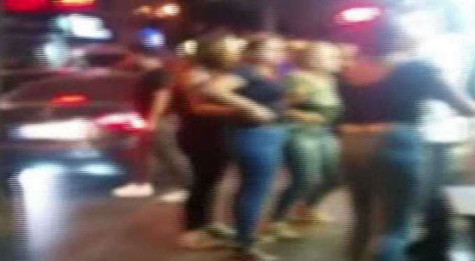 Dedikodu baskını! Genç kız küfür edip tekme sallayarak...