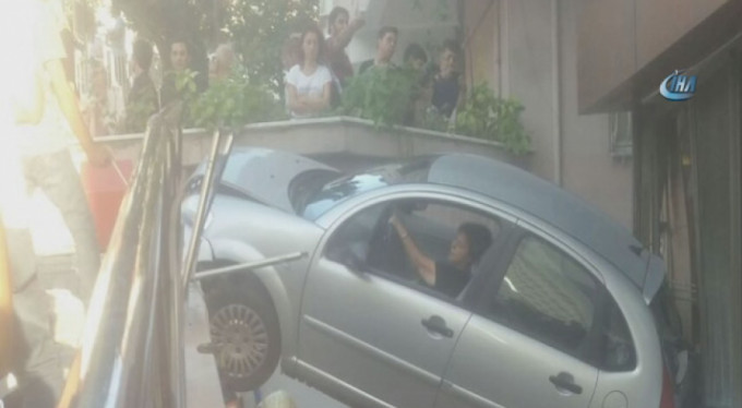 Zoru başardı! Vitesi karıştırınca havada asılı kaldı