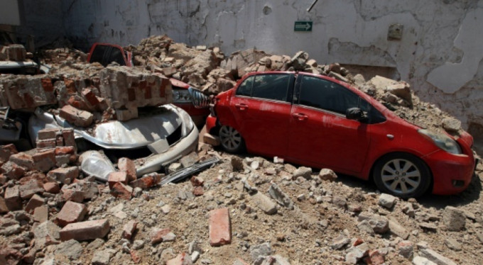 Meksika'daki depremde binaların yıkılma anı...