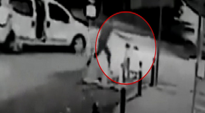 Dehşet görüntüleri! Çocuğunun yanında öldürdüler