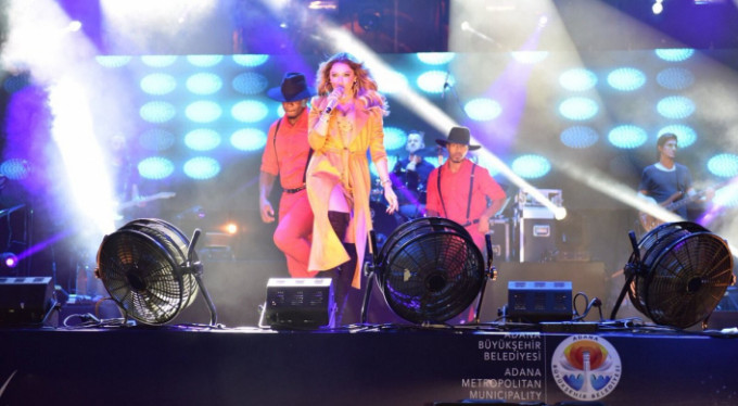 Hadise konserinde yumruklar konuştu!