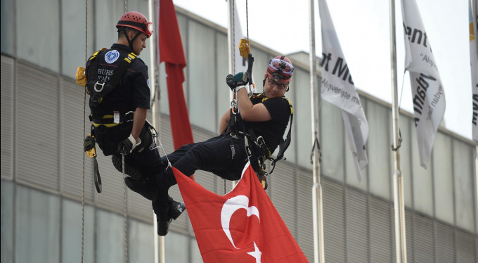 Bursa İtfaiyesi komando gibi