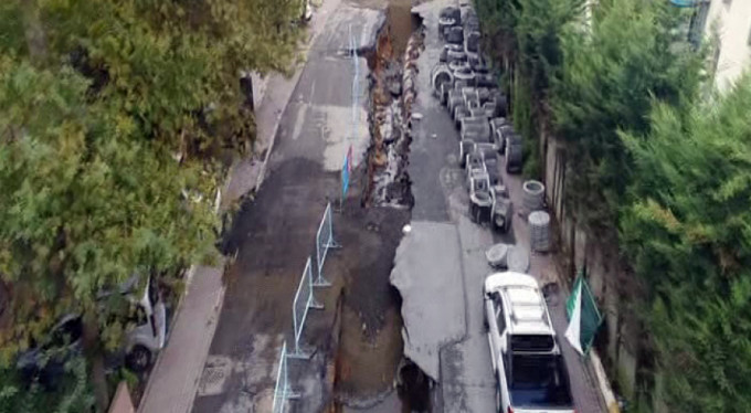 Sel caddeyi ortadan ikiye ayırdı!