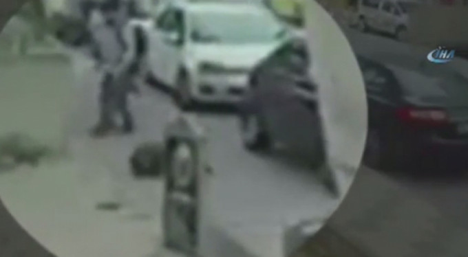 Kadına önce omuz sonra yumruk attı