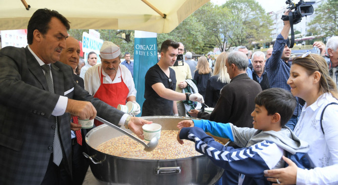 Başkan Dündar'dan aşure servisi