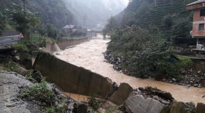 Şiddetli yağışlar ilçeyi felç etti: Onlarca ev boşaltıldı