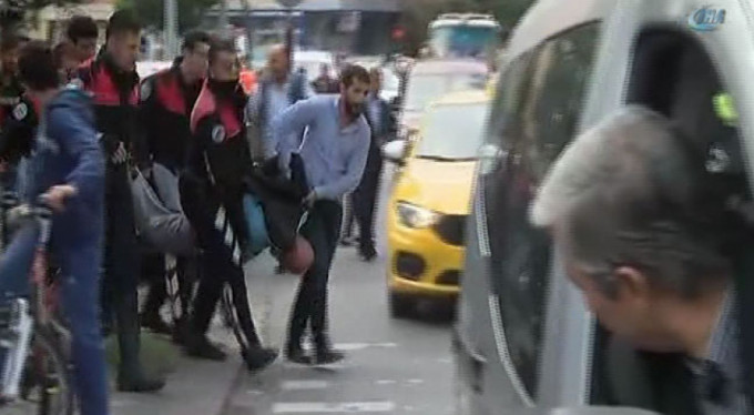 Bıçaklı saldırgan paniği!