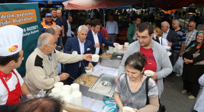 Bursa'da sıcak aşure ikramı