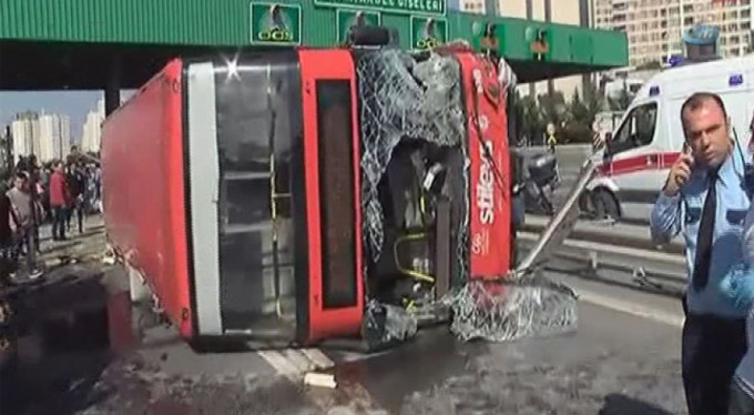 Çift katlı halk otobüsü devrildi! Çok sayıda yaralı