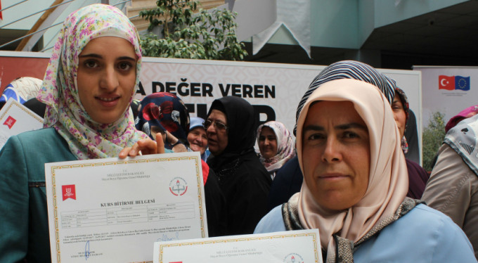Bursa'da 100 kadın meslek sahibi oldu!
