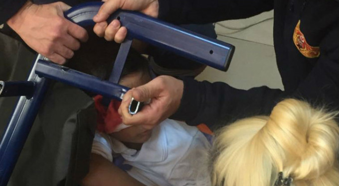 Sınıfta korkunç olay! Kafasına saplandı...