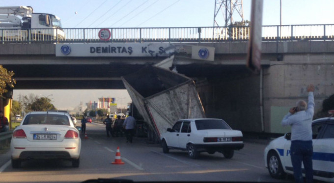 Bursa'da akıl almaz kaza! Üst geçide takıldı