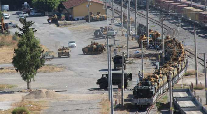 Sınırda hareketlilik! Askeri sevkiyat sürüyor