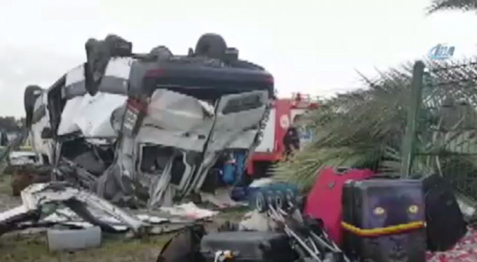 Tur minibüsü devrildi: Ölüler ve yaralılar var