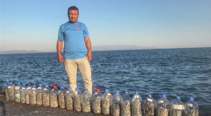 Balık değil kurşun avlıyor