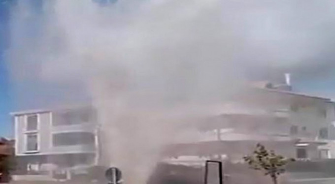 Su borusu patladı, yollar göle döndü!