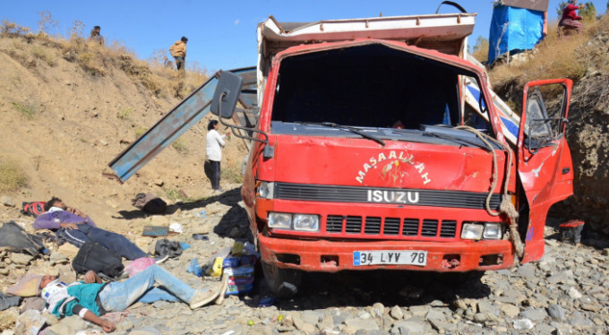 Feci kaza! kamyonet yuvarlandı, 66 yaralı var