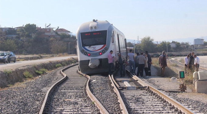 Yolcu treni raydan çıktı