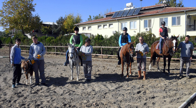 Bursa'da engelleri ata binerek aşıyorlar