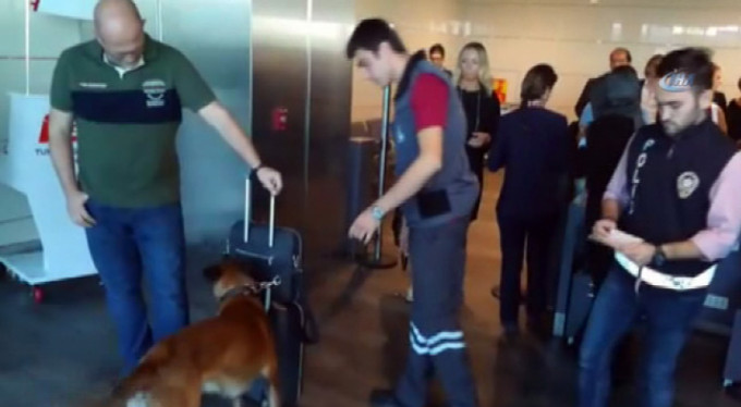 Avusturya'ya giden yabancı yolculara köpekli arama!