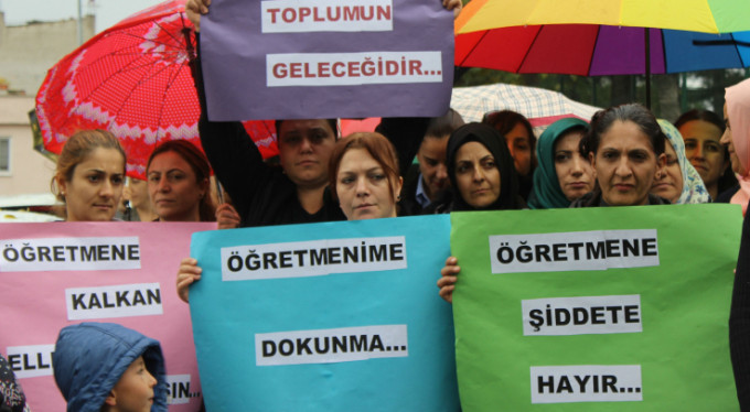 Bursa'da öğretmene dayak kamerada