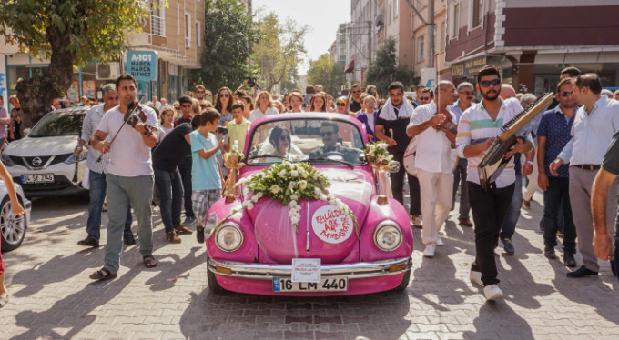 Bursa'da renkli düğün