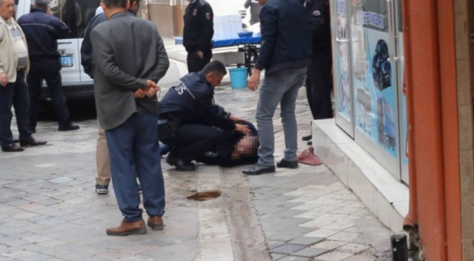 Sokak ortasında dehşet görüntüler! Kriz geçirdi...