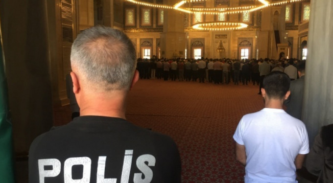 Camiide şüpheli şahıs alarmı!