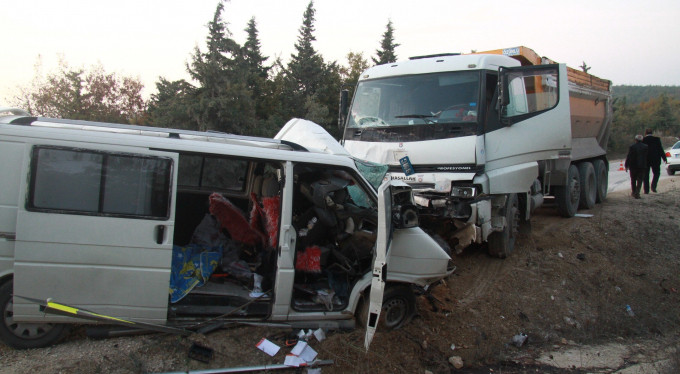 Bursa'da feci kaza! Kafa kafaya çarpıştılar