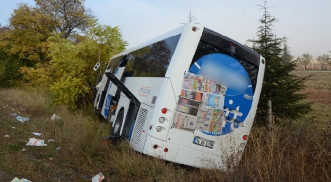 Yolcu otobüsüyle kamyon çarpıştı! 15 yaralı