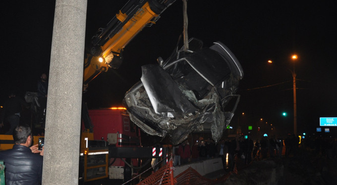 Bursa'da otomobil alt geçite uçtu