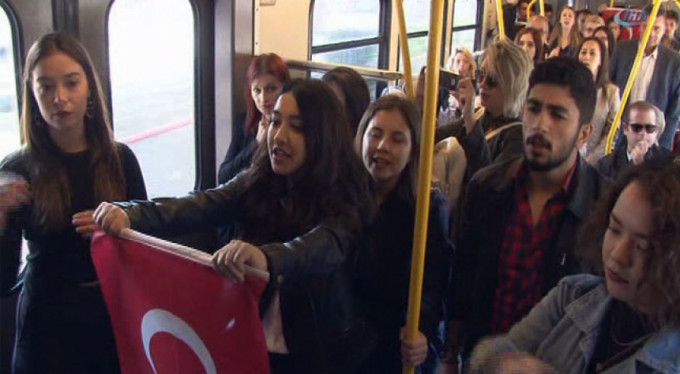 Metroda İstiklal Marşı'na 10. Yıl Marşı ile yanıt!