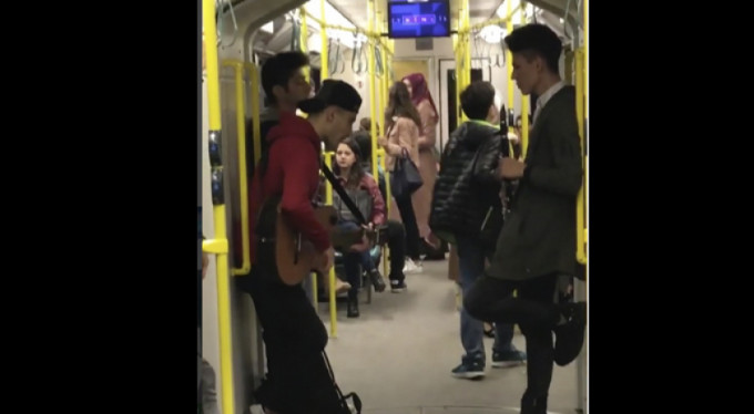 Bursa'da metroda yaptıkları tüm yolcuları şaşırttı..?