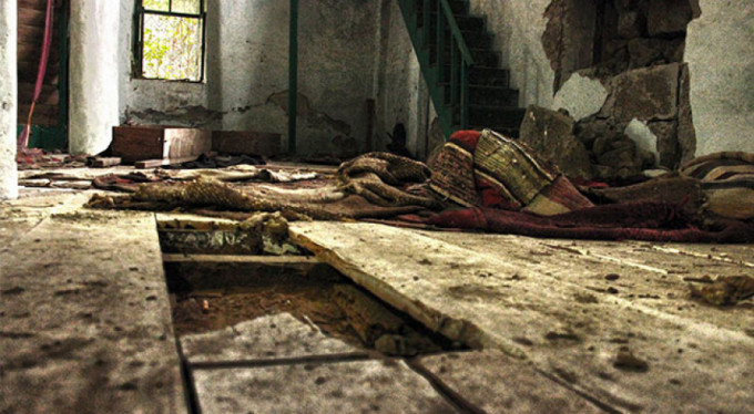 Tarihi camiyi talan etti